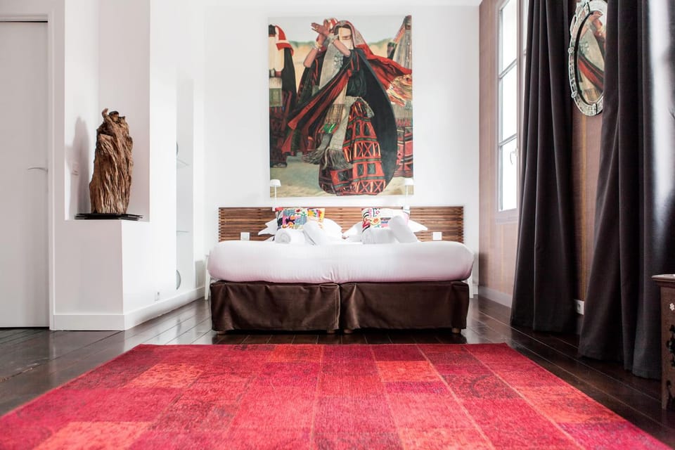 Photo of the whole room, Bedroom