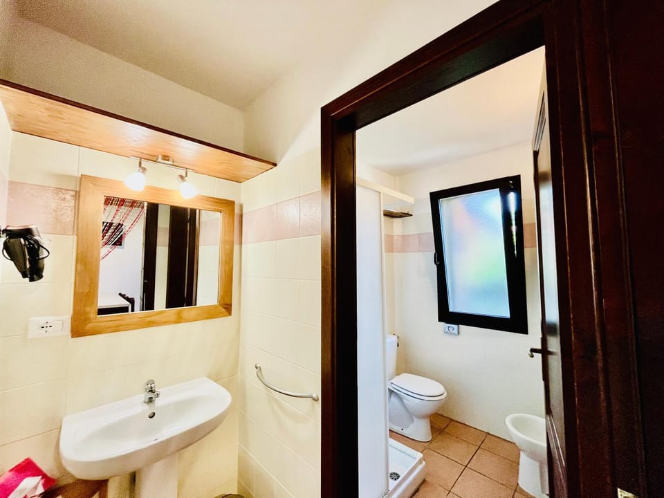 Shower, Toilet, Bathroom, bidet, towels