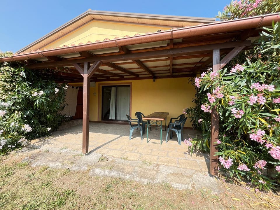 Property building, Patio, Balcony/Terrace