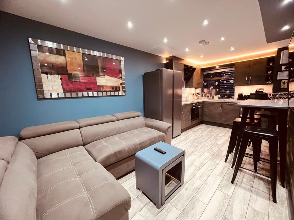 MODERN SUITES -5 Bedroom House- With FREE PARKING Birmingham city House in Birmingham