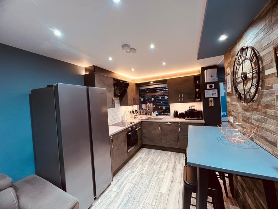 MODERN SUITES -5 Bedroom House- With FREE PARKING Birmingham city House in Birmingham