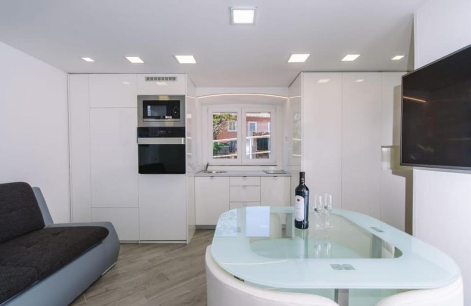 Kitchen or kitchenette, Communal kitchen