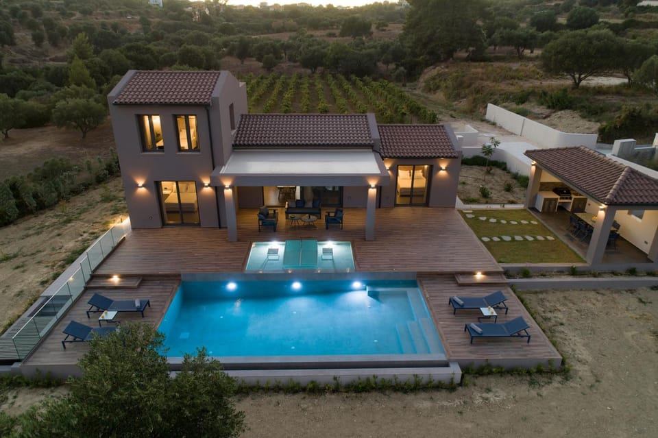 Property building, Patio, Day, Garden, Garden, Balcony/Terrace, Garden view, Swimming pool, Swimming pool, sunbed