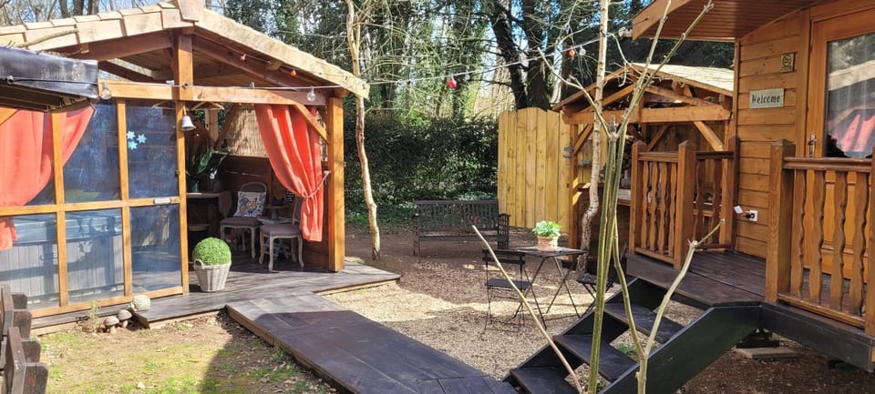 La Roulotte d'Emilie et son jacuzzi privé Luxury tent in Nouvelle-Aquitaine
