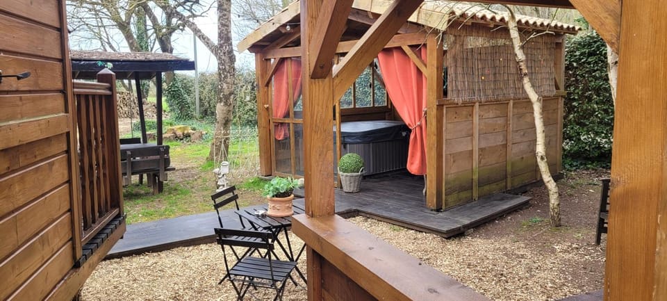 La Roulotte d'Emilie et son jacuzzi privé Luxury tent in Nouvelle-Aquitaine