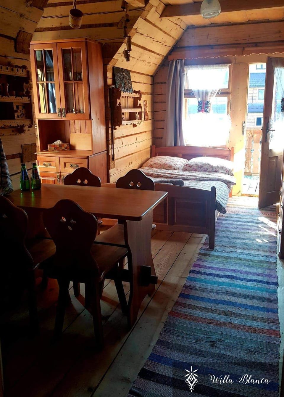 Bed, Dining area