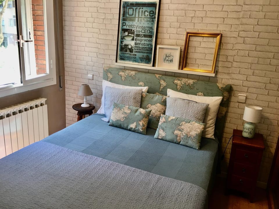 Photo of the whole room, Bedroom