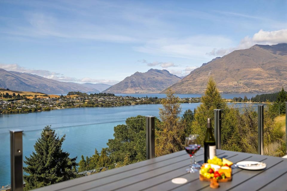 Remarkable Hideaway by Relaxaway Holiday Homes House in Queenstown