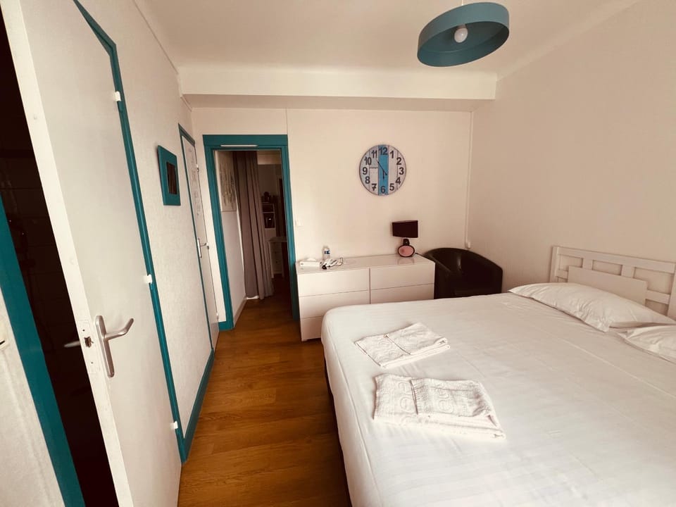 Hotel Le Crist Al, Front de mer, chambres climatisées et son studio non climatisé, proche du centre ville Hotel in Nouvelle-Aquitaine