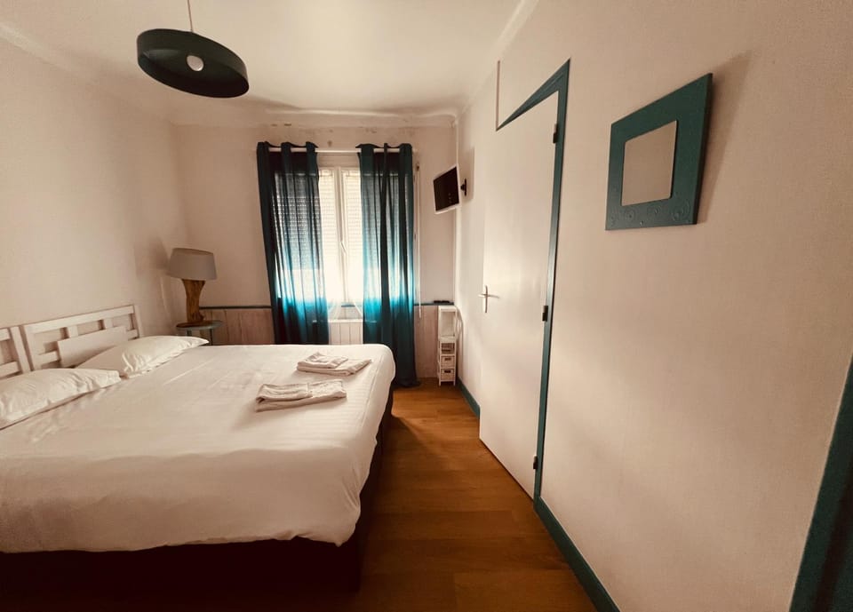 Hotel Le Crist Al, Front de mer, chambres climatisées et son studio non climatisé, proche du centre ville Hotel in Nouvelle-Aquitaine
