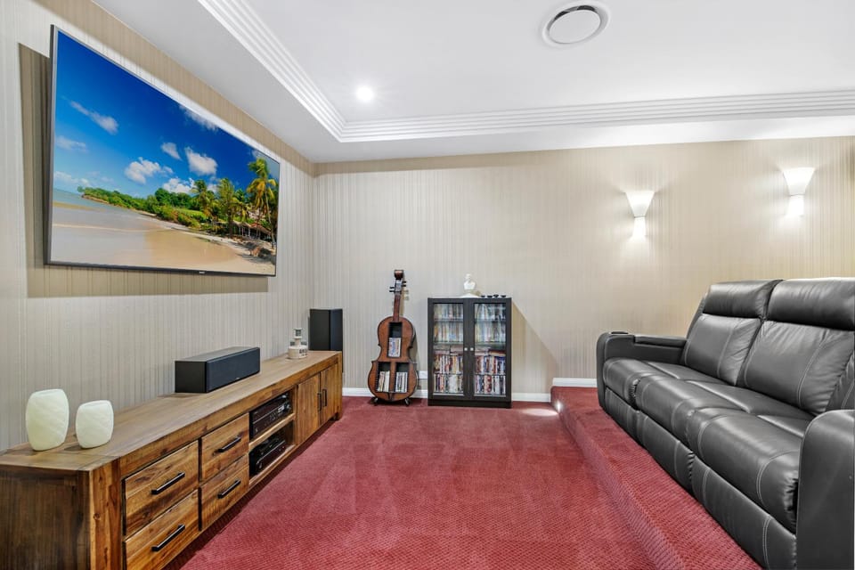TV and multimedia, Living room, Seating area, Evening entertainment