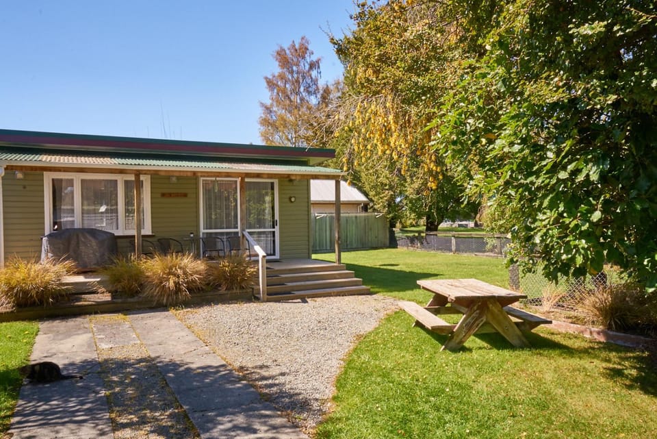 Accommodation Fiordland The Bach - One Bedroom Cottage at 226B Milford Road House in Te Anau