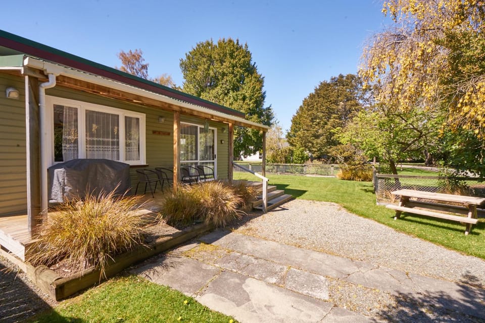 Accommodation Fiordland The Bach - One Bedroom Cottage at 226B Milford Road House in Te Anau