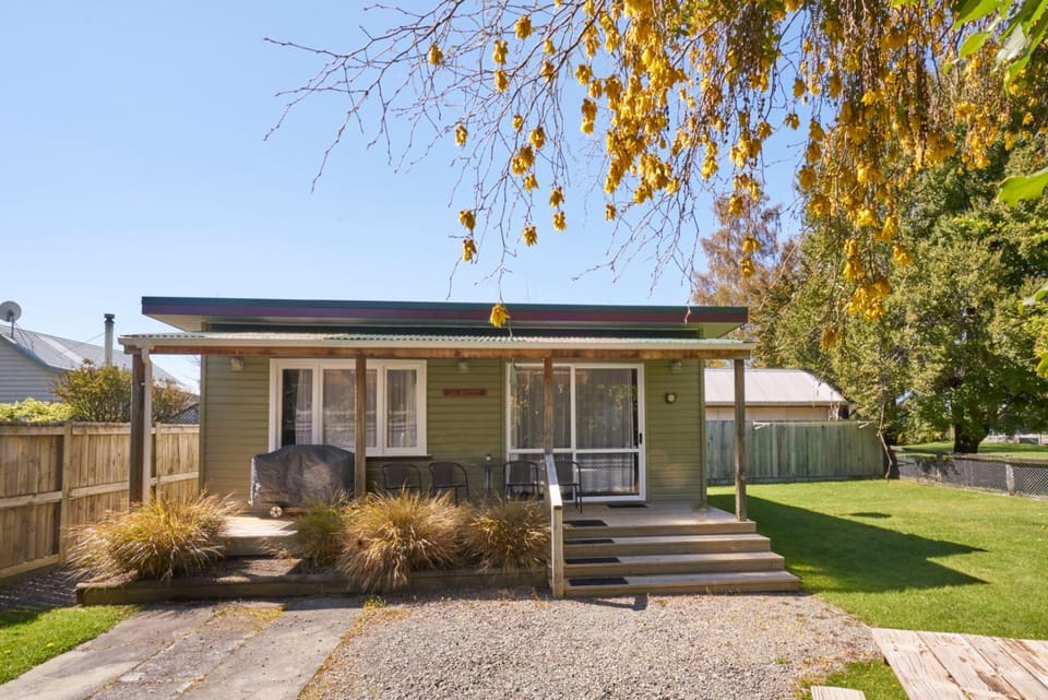 Accommodation Fiordland The Bach - One Bedroom Cottage at 226B Milford Road House in Te Anau