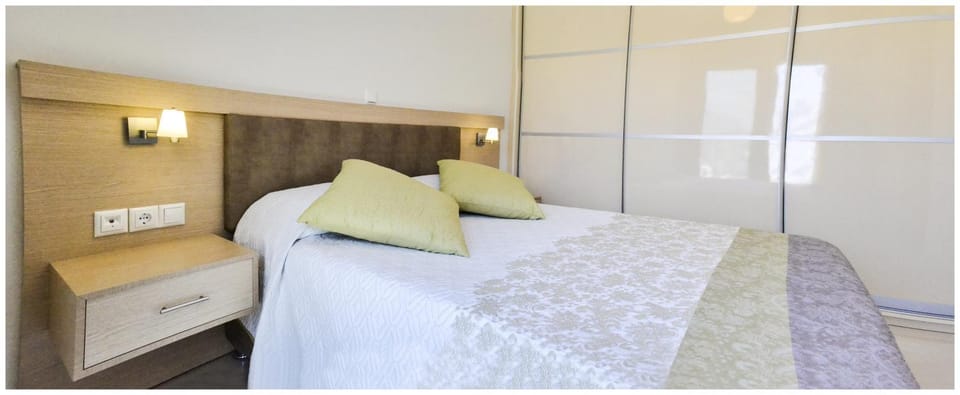 Photo of the whole room, Decorative detail, Bedroom, On site, Family