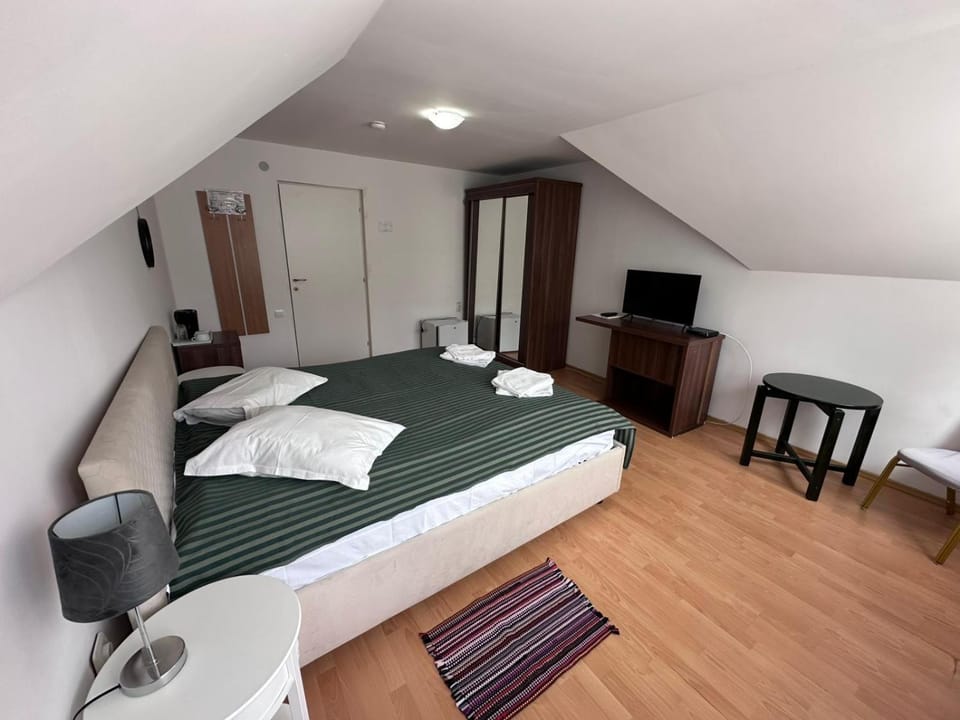 Bed, TV and multimedia, Photo of the whole room, Bedroom