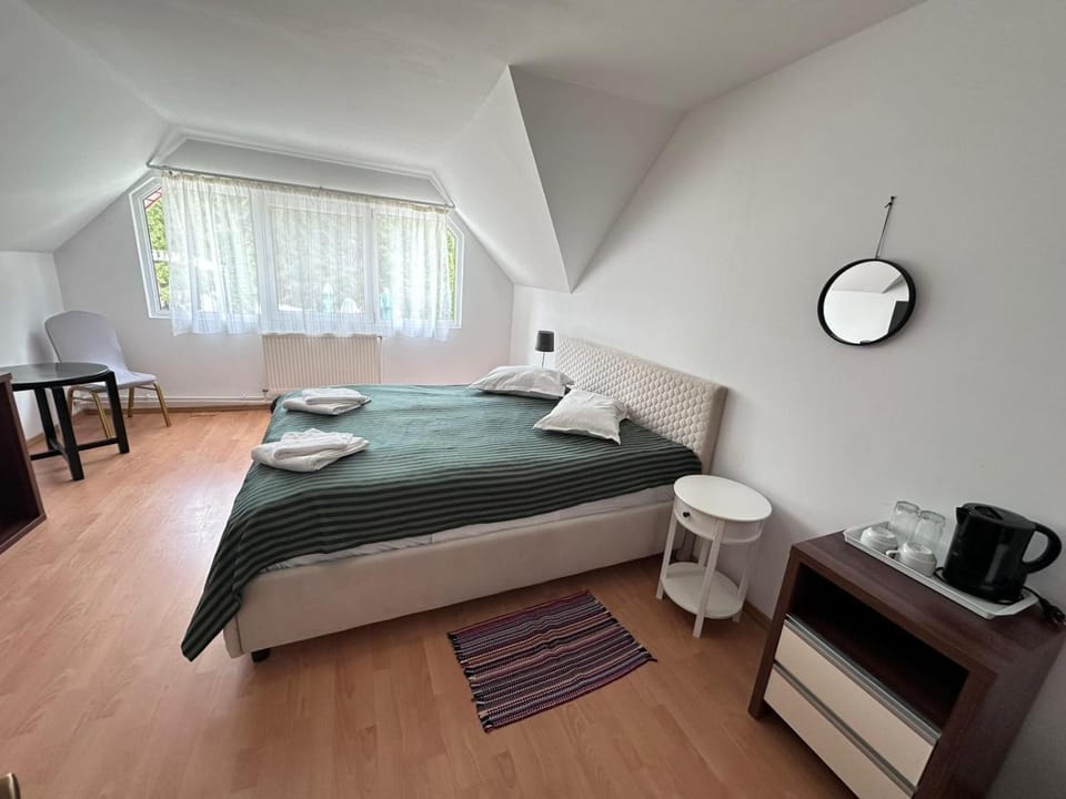 Bed, Coffee/tea facilities, Photo of the whole room, Bedroom, towels