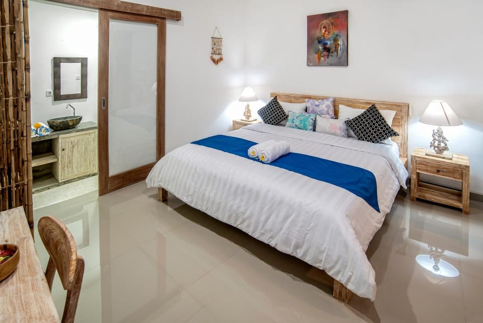 Private Room Kayu Bunga Bed and Breakfast in North Kuta