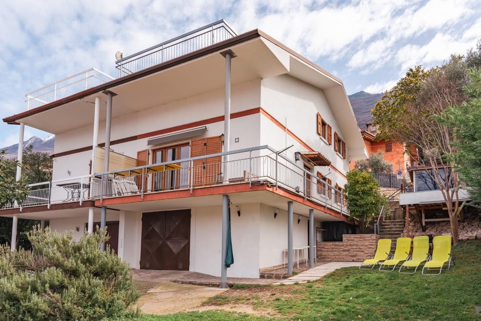 Property building, Patio, Day, Natural landscape, Garden, Balcony/Terrace, Garden view, sunbed