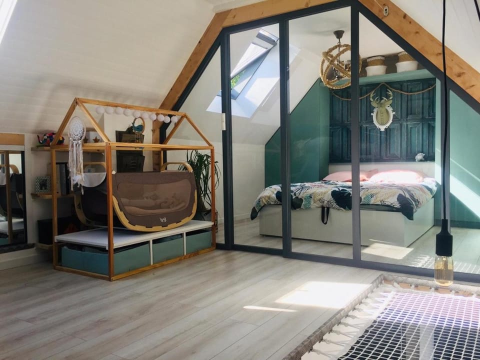 Photo of the whole room, cot