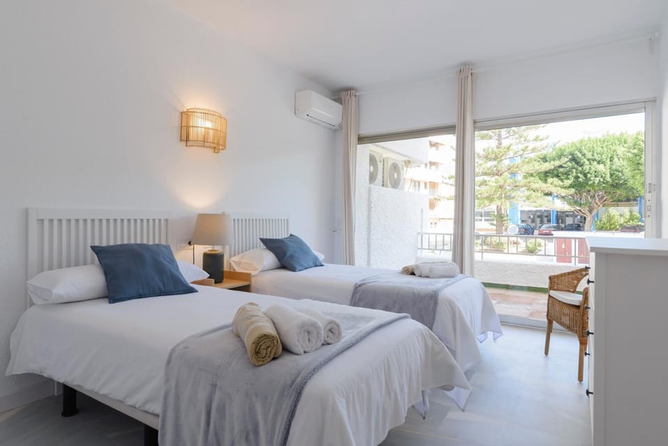 Bed, Photo of the whole room, Bedroom, Area and facilities, air conditioner