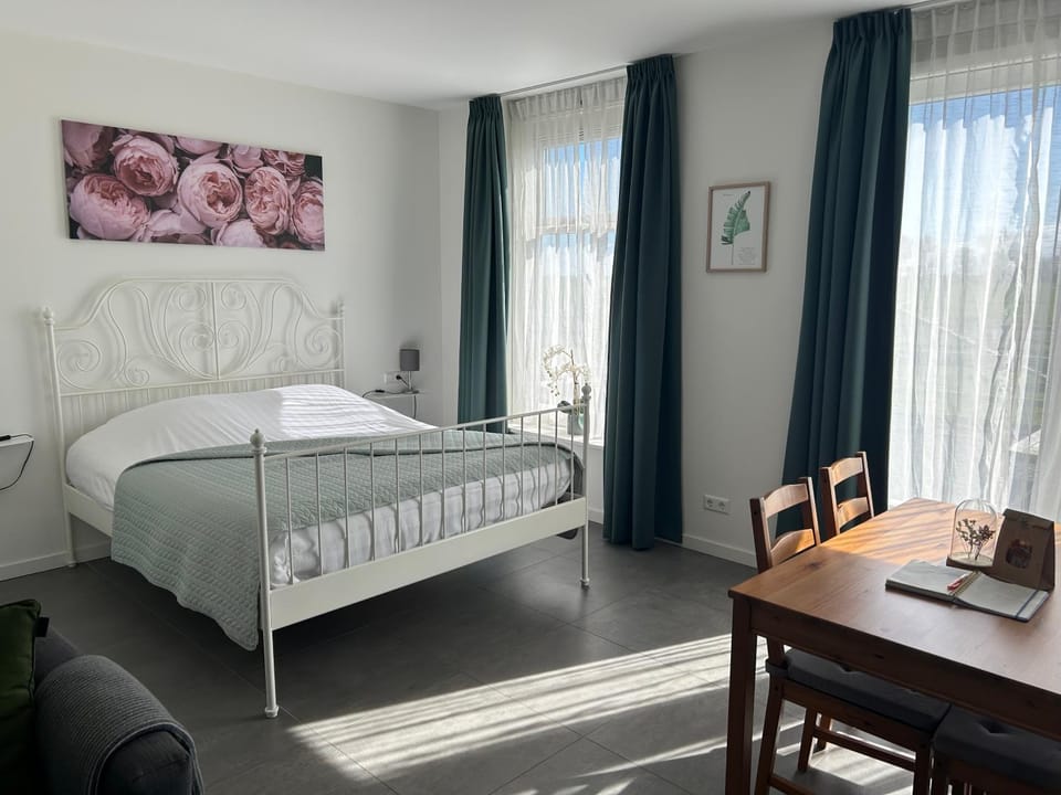 Bed, Dining area