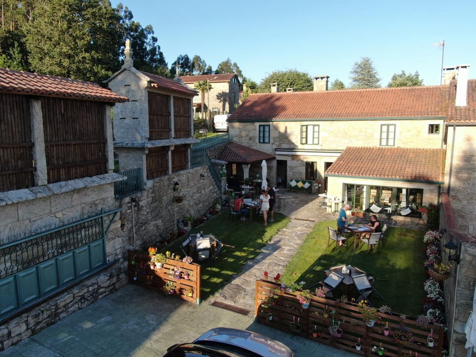 Property building, Facade/entrance, Day, Garden, Location, Parking