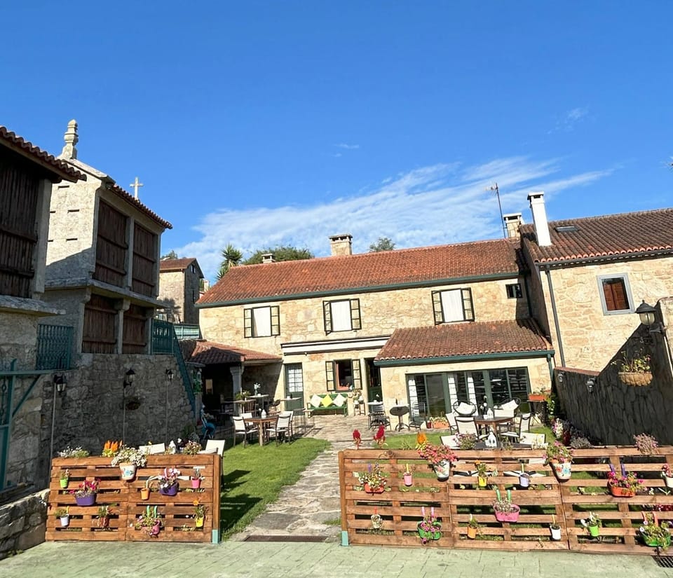 Property building, Garden, Food and drinks, Garden view, Drinks