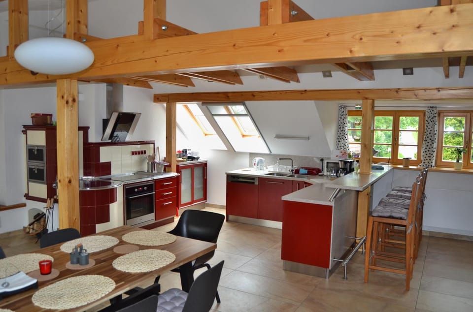 Kitchen or kitchenette, Dining area