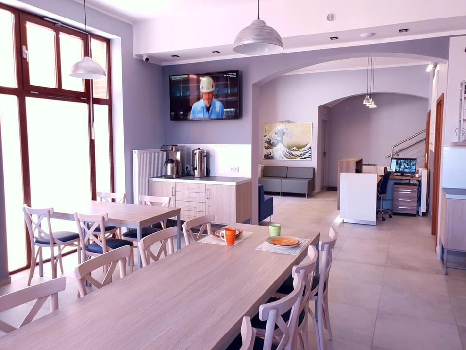 Restaurant/places to eat, Communal lounge/ TV room, Communal lounge/ TV room, TV and multimedia, Food and drinks, Seating area, Dining area, Evening entertainment, Food, minibar