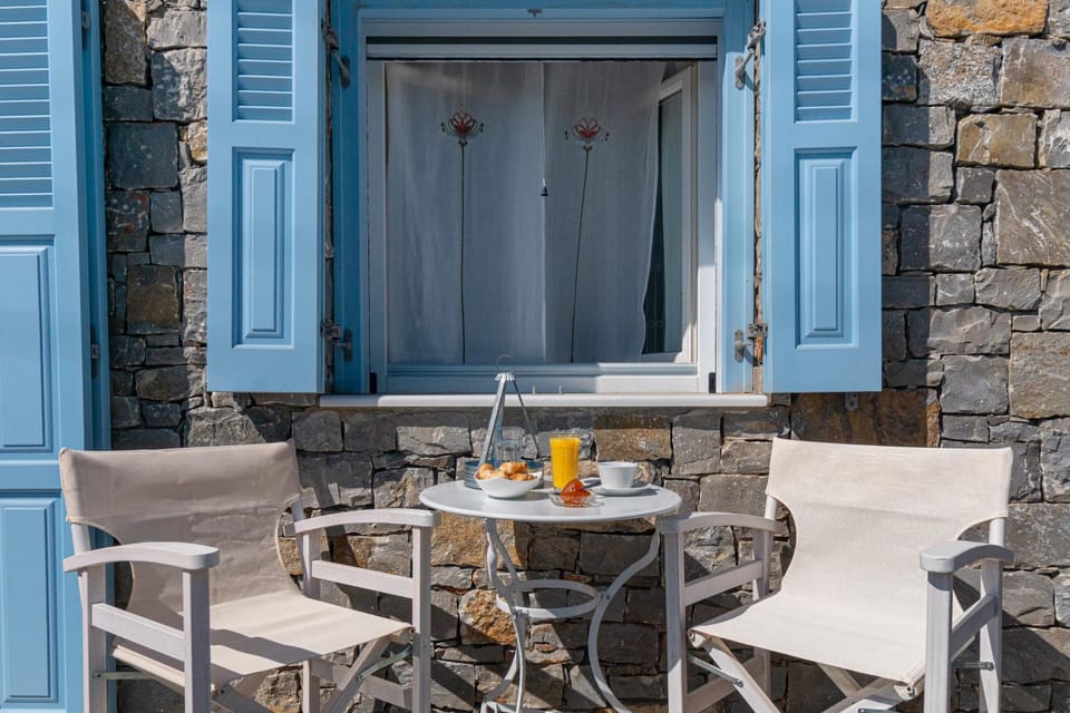 Property building, Patio, Balcony/Terrace