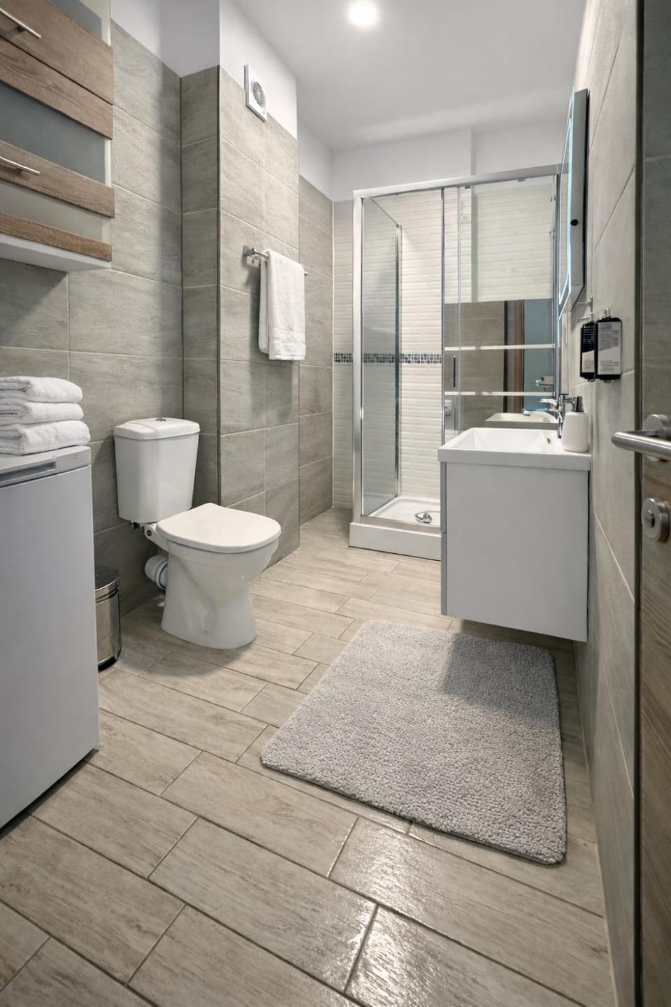 Shower, Toilet, Bathroom, towels