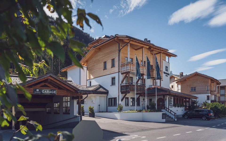 Property building, Summer, Parking