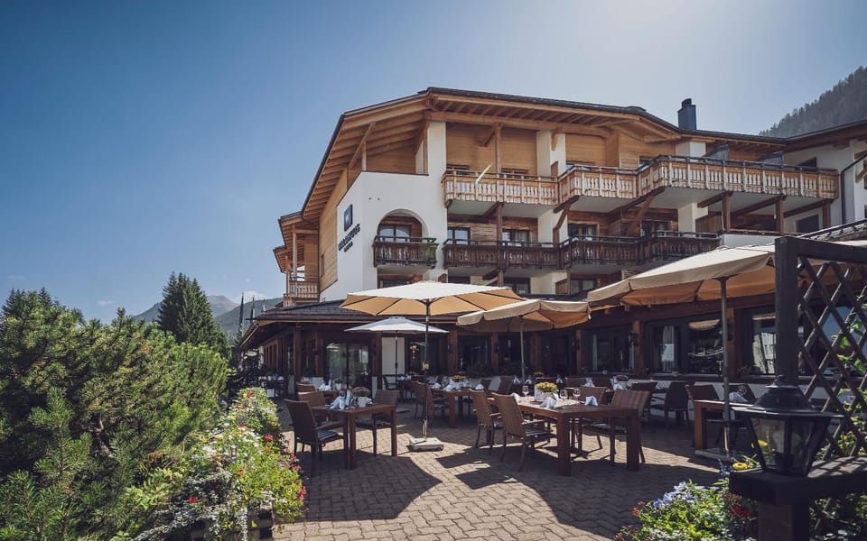 Property building, Summer, Balcony/Terrace