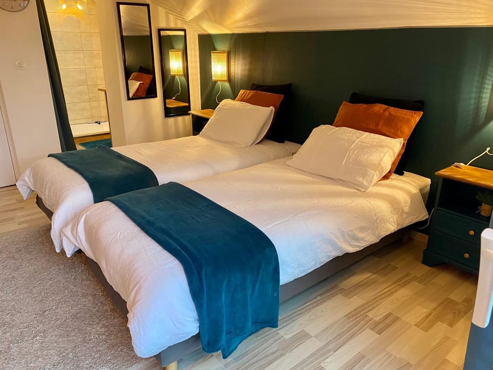 Bed, Photo of the whole room, Bedroom