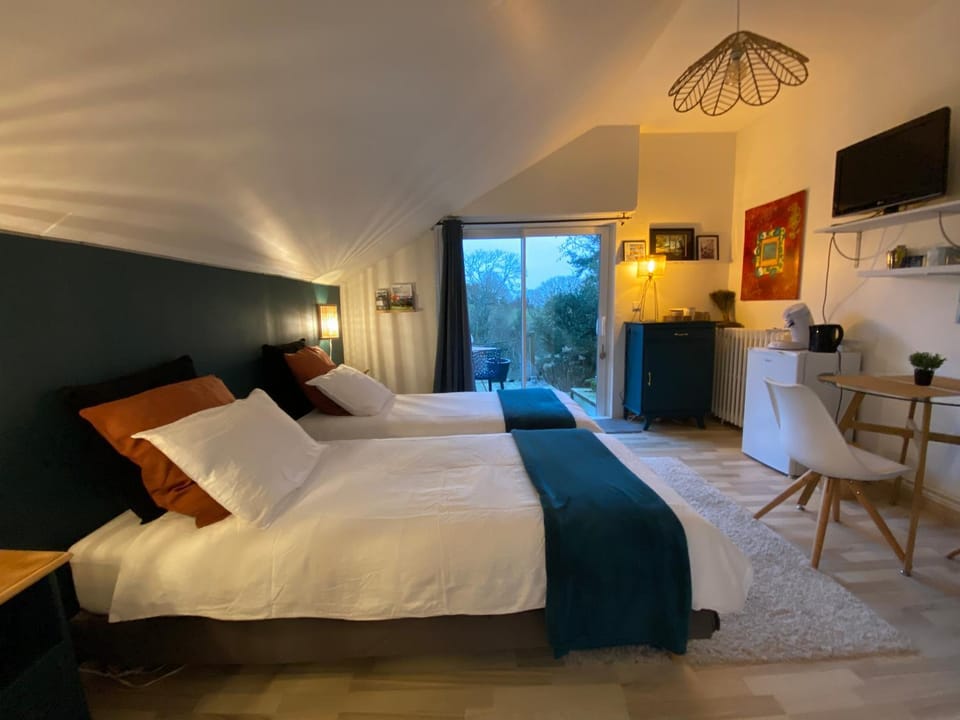 Bed, TV and multimedia, Photo of the whole room, Seating area, Bedroom