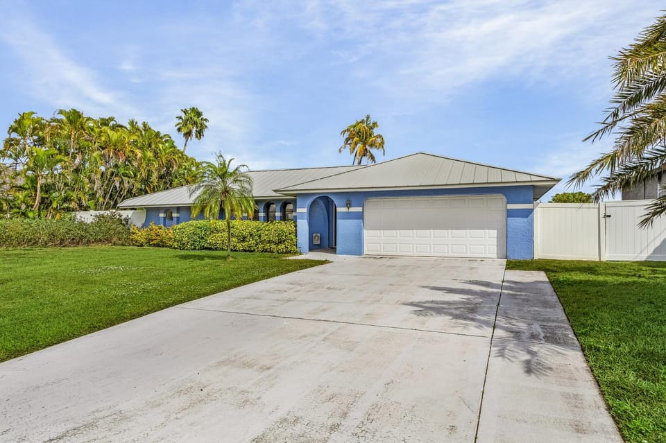 Canal-Front Oasis w/ Dock & Kayaks in Cape Coral! House in Cape Coral