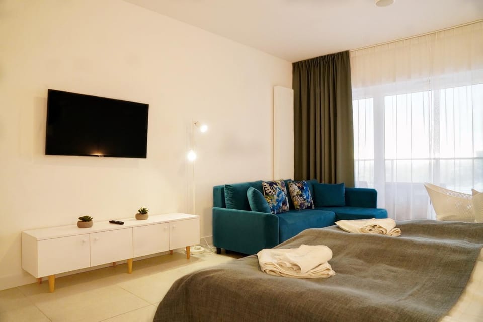 Bed, TV and multimedia, Living room, Photo of the whole room, Seating area, towels