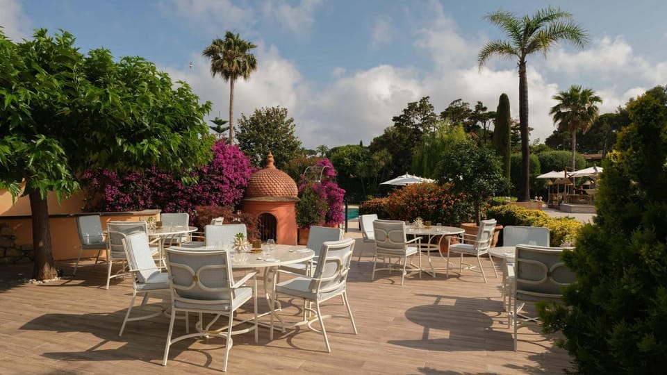 Restaurant/places to eat, Balcony/Terrace, Dining area