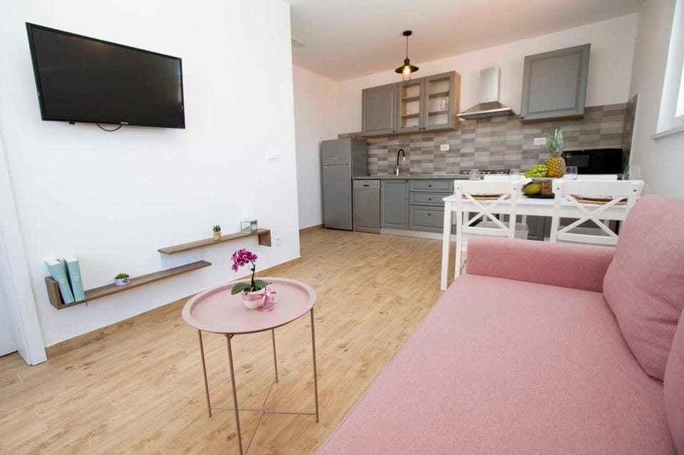 Kitchen or kitchenette, Living room, Seating area, Dining area