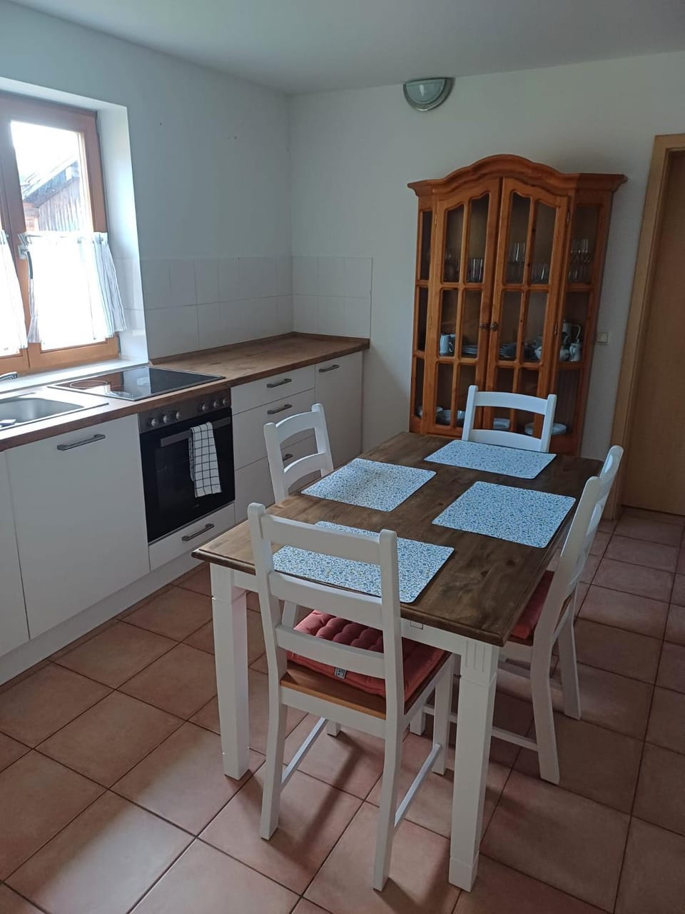 Kitchen or kitchenette, Dining area, oven, pet friendly, stove