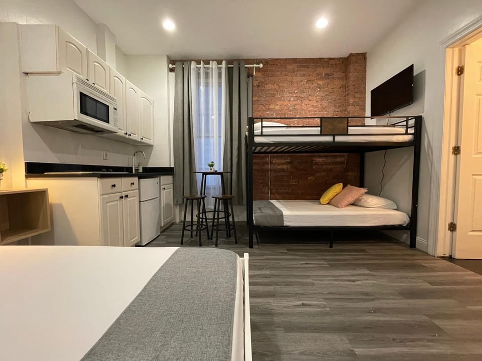 Hotel and the City, Empire State Building Apartment in Midtown