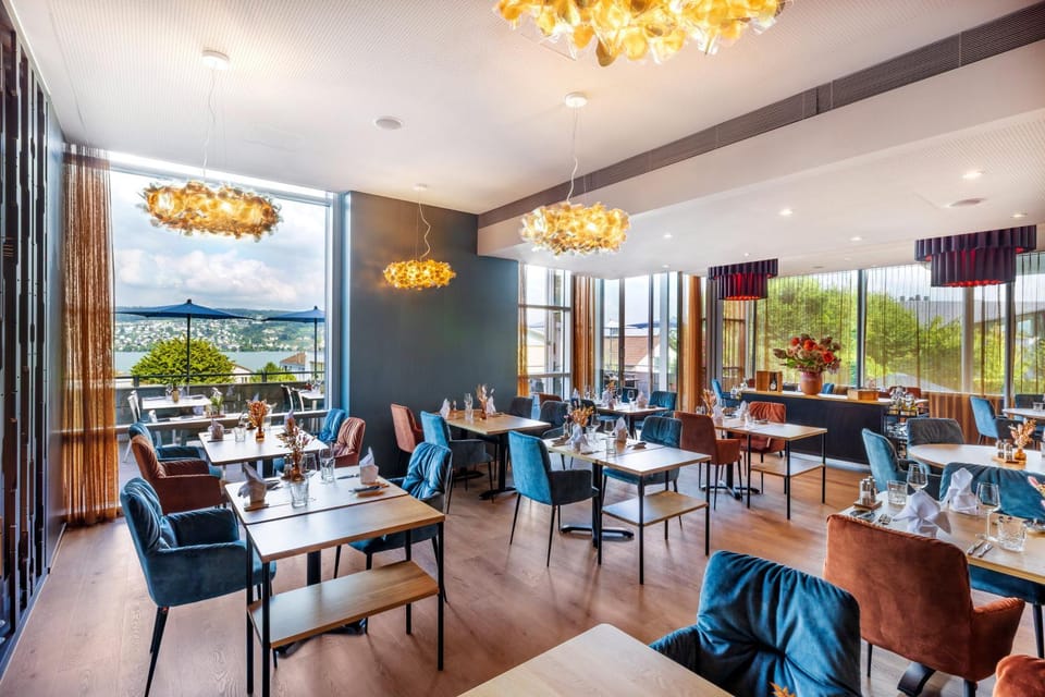 Restaurant/places to eat, Balcony/Terrace, Lake view
