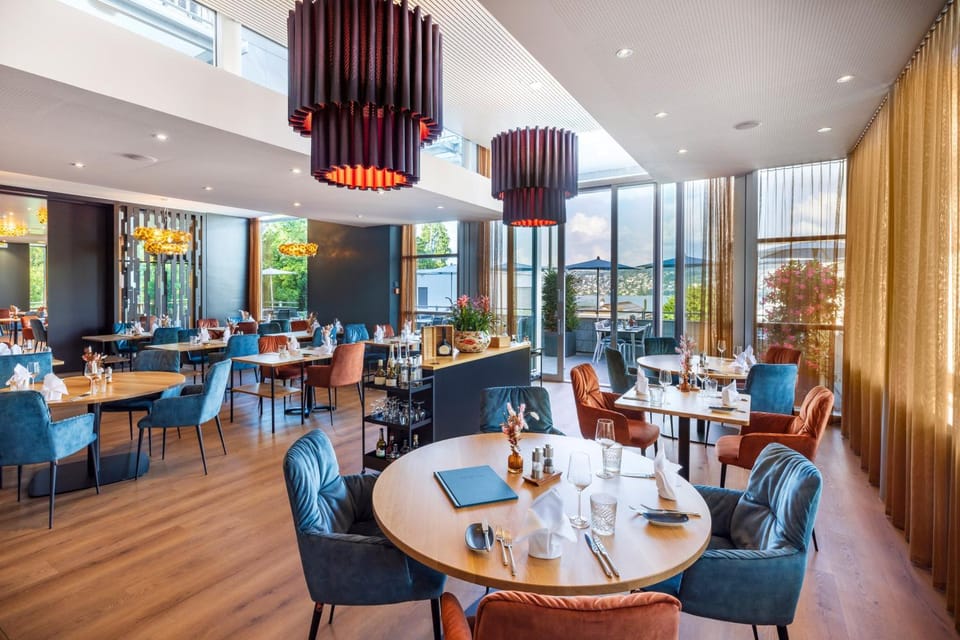 Restaurant/places to eat, Day, Balcony/Terrace, Seating area, Lake view