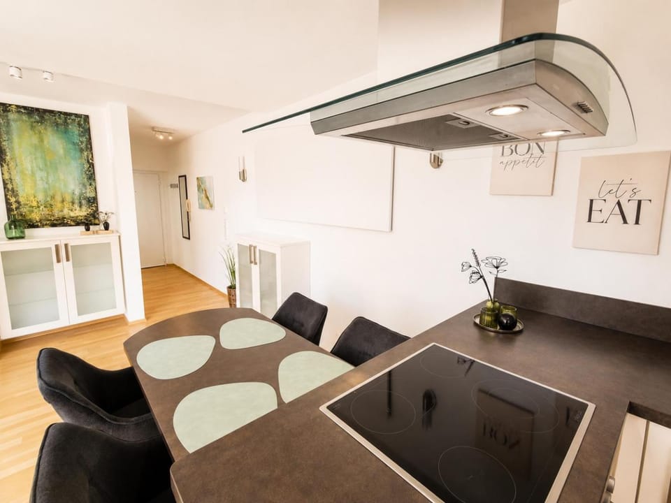 Kitchen or kitchenette, Seating area, Dining area