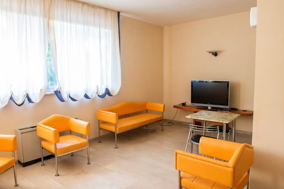 Communal lounge/ TV room, Lobby or reception, Evening entertainment, Entertainment