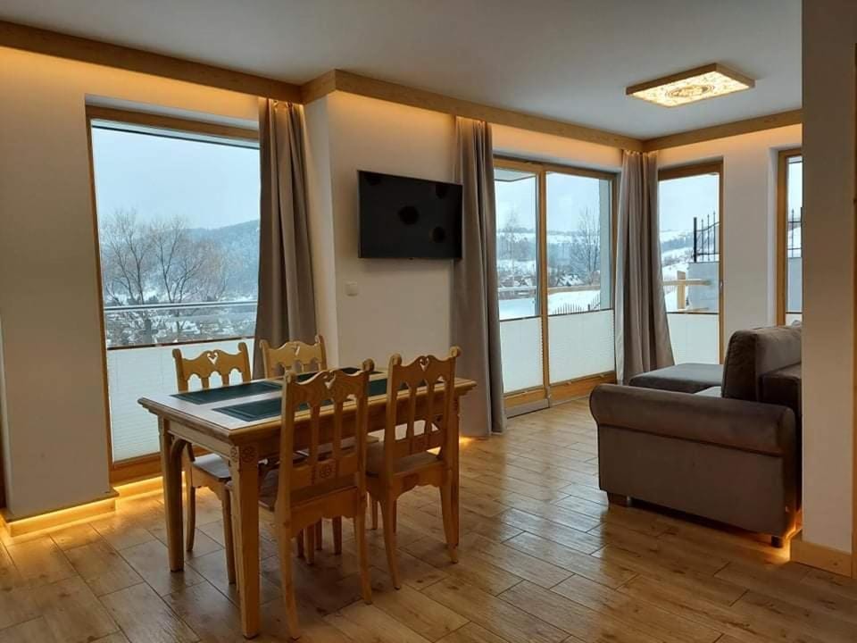 Seating area, Dining area, Mountain view