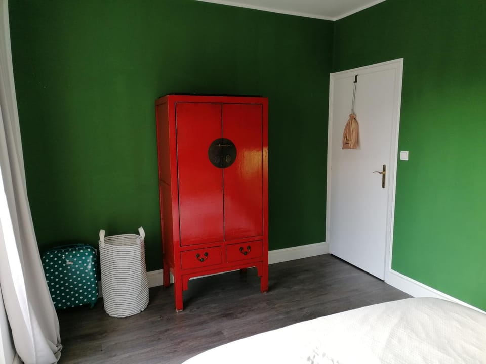 Photo of the whole room, Bedroom, wardrobe