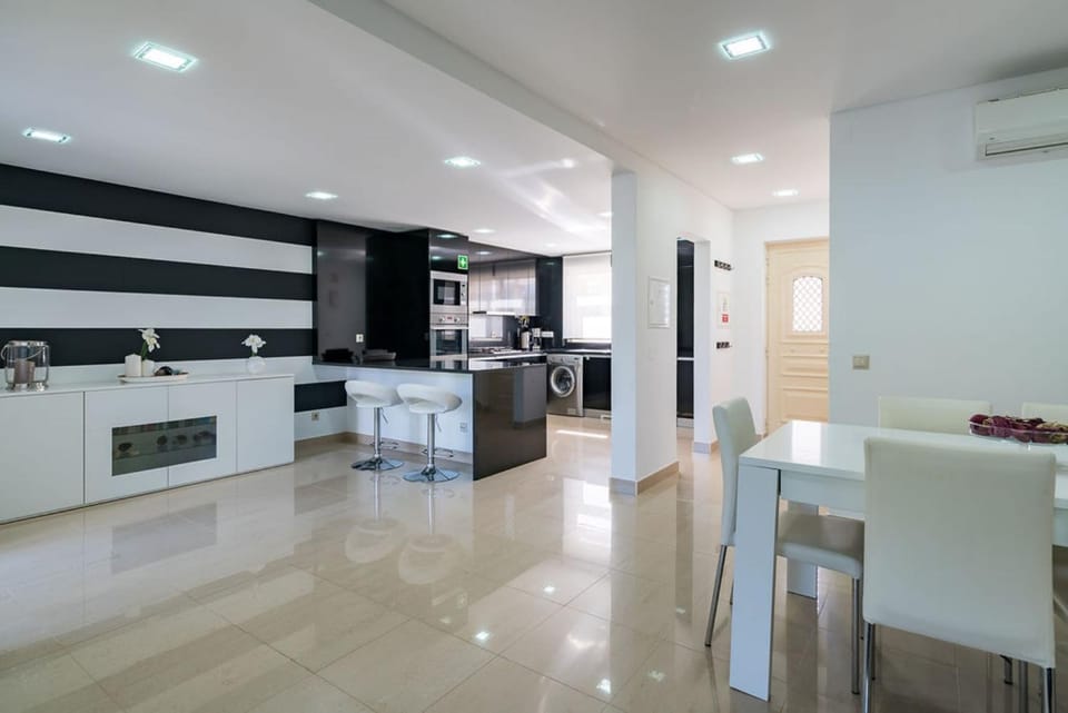 TV and multimedia, Kitchen or kitchenette, Living room, Dining area