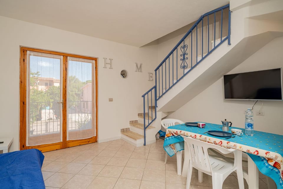 Communal lounge/ TV room, TV and multimedia, Living room, Seating area, Dining area